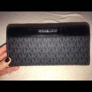 Michael Kors Jet Set Zip Around Wallet